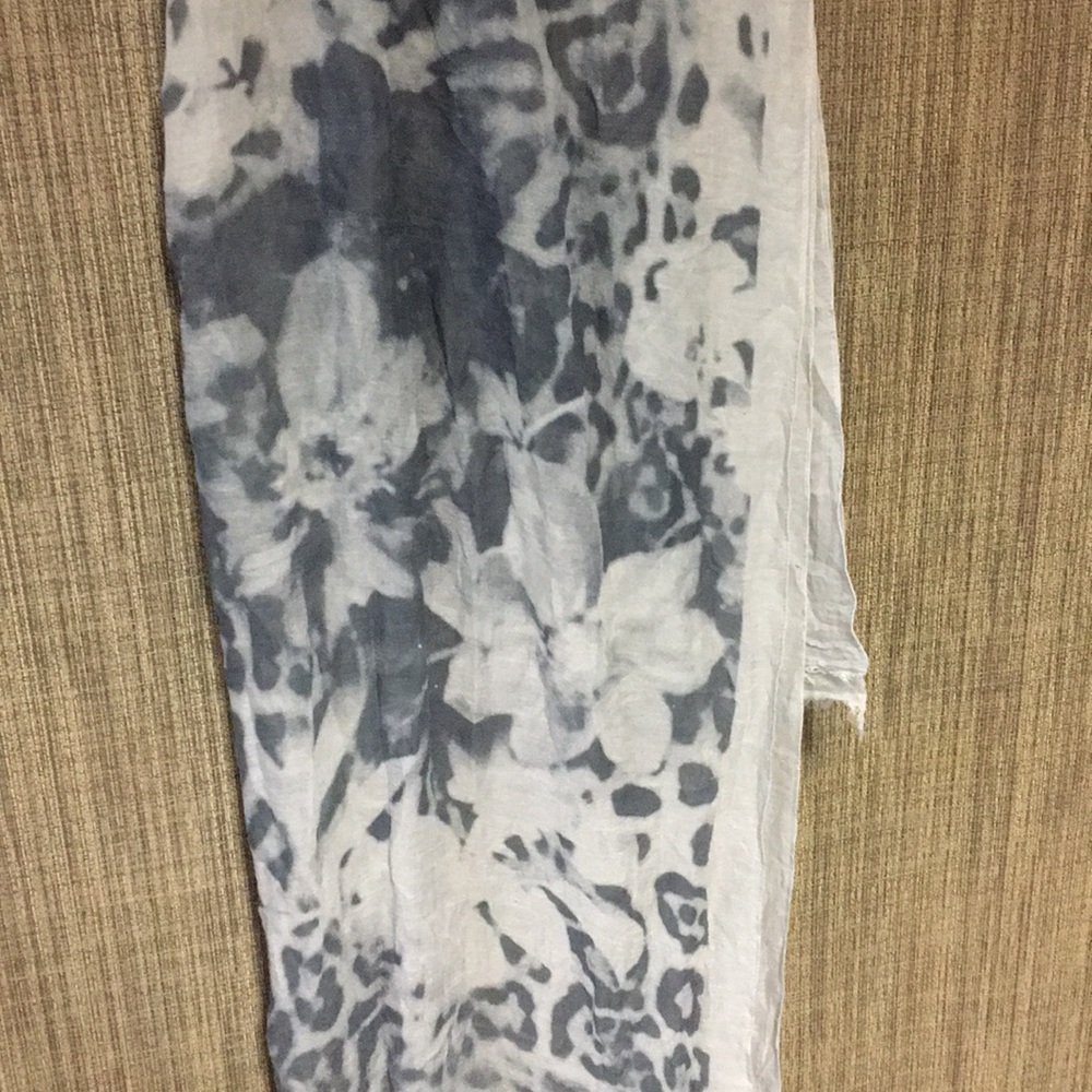 🥳 Floral gray fashion scarf - Picture 3 of 4